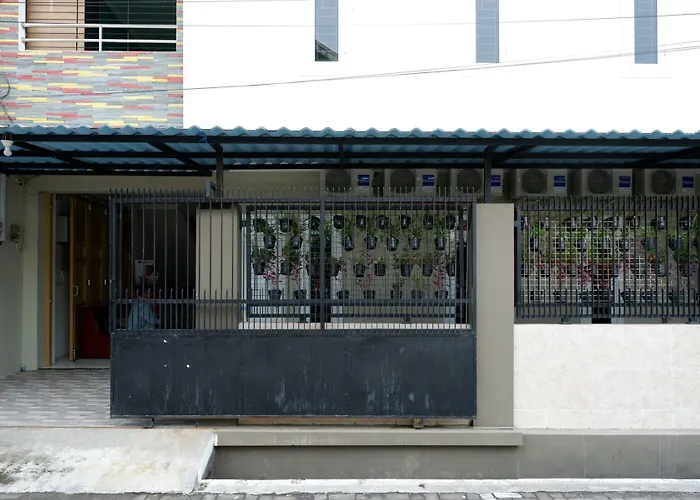 RedDoorz Hostel near Kota Lama Semarang